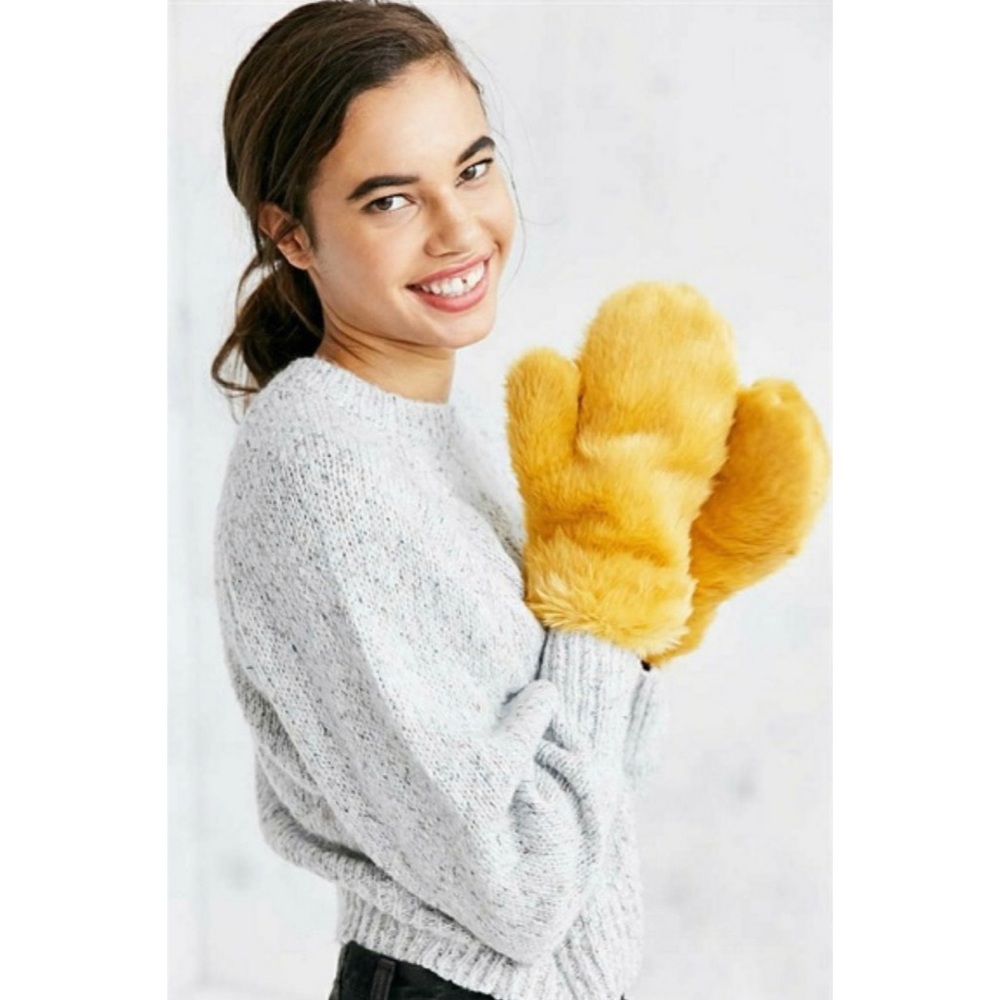 •NWOT• UO Faux Fur Golden Mitten Gloves